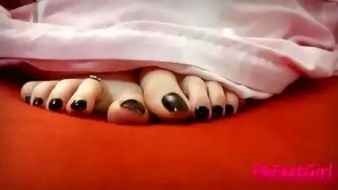 Enjoy my feet play with black toenails