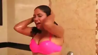 Sexy Desi Tamil aunty shows huge boobs in bathroom