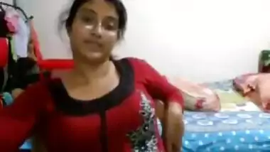 Sexy bangalore bhabhi showing big boobs on skype