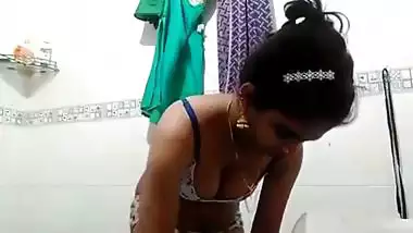 A desi lady fucks with a black banana in Indian aunty sex