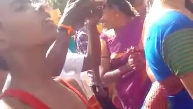 Madurai tamil hot saree view of sexy college girl in public