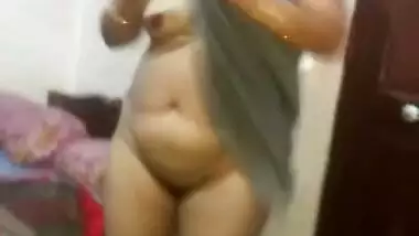 Desi bhabi show her boob-2