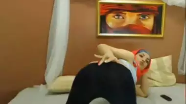 sexy hijabi shakes ass on cam