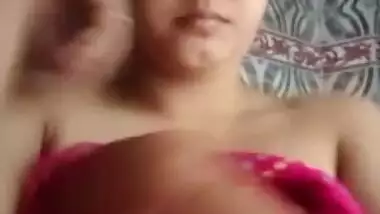 Mehendi girl fingering pussy on video call