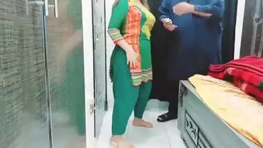 Pakistani hottie gets paid for private XXX dance for Desi client