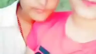 DESI INDIAN CUTE LESBIAN FRIENDS KISSING