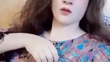 Sexy Desi girl Shows Her Boobs