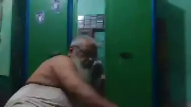 Old Muslim Sasur fucks his Bahu in Bangladeshi sex video