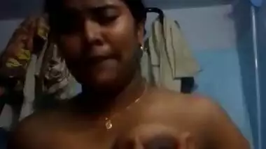 Xxxsedvideo - Tamil teen squeezing her boobs with hot expression indian sex video