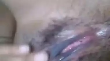 Desi girl fingering in her wet pussy