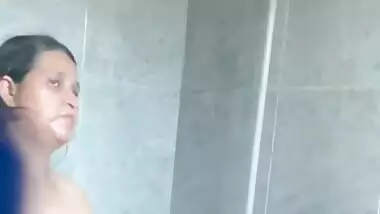 Sexy Paki Bhabi bathing