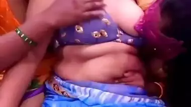 Ek Bhabhi Dusari Bhabhi ko apna Doodh plus rhi hai