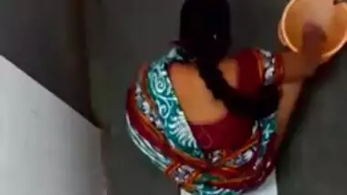 XXX girl pulls her sari up to piss and wash sex opening in the loo