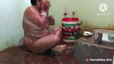 A busty lady gets fuck while taking a bath in Aunty sex