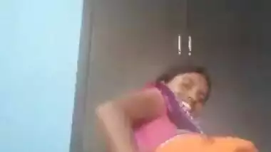 Telugu housewife showing her boobs pussy