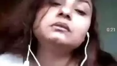 Chubby Bhabi Boobs Show Bathroom in Videocall