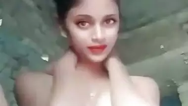 Nude MMS of a sexy desi girl fingering her pussy