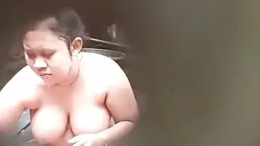 Chubby big booby girl nude bath recorded secretly