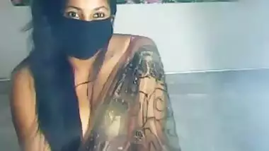 bhabhi in see thru sari face covered on live cam