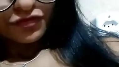 Desi Cute Girl Shows Boobs