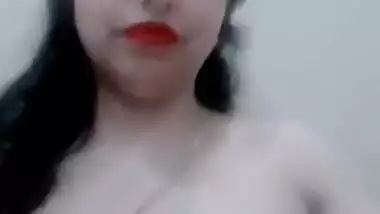 Hot Paki Bhabhi in nature's garb MMS solo selfie