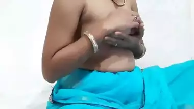 Desi aunty pussy fingering selfie cam video