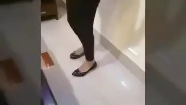 Bhabi Hot Expose in Motel