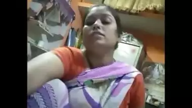 Hot housewife bhabhi Janaki Hot milky cleavage show in saree