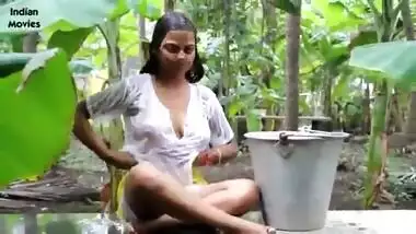 Indian hot cute servant girl showing her boobs and seducing neighbour at out door - Wowmoyback - XVI