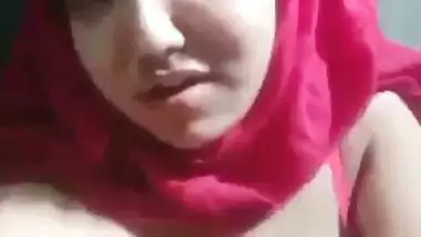Hijab girl opens bra and round boobs show on cam