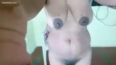 Indian Aunty Showing Her Saggy Boobs