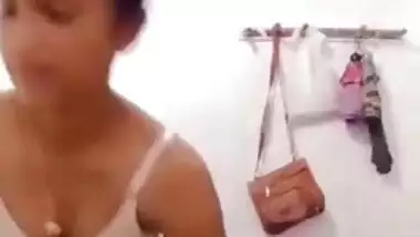 Cute Lankan Girl Showing Boobs and Pussy