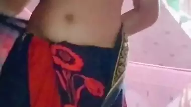Homely village wife wearing saree viral boobs show