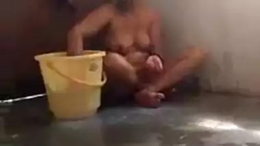 Mature bhabhi’s nude MMS bath video captured by Devar