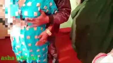 Chudasi aunty aur plumber ke fuck ka desi xxx sex video