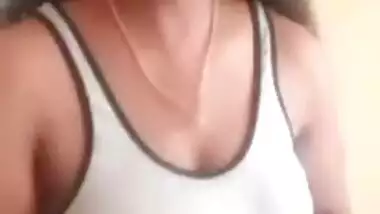 Today Exclusive- Lankan Bhabhi Showing Her Boobs On Video Call