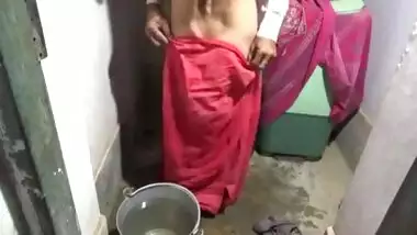 BATHROOM ME DESI SEXY BHABI KO CHODA USKE DEVAR.