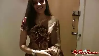 Indian sexy pornstar babe Jasmine is fucking with herself