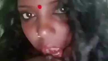 Busty Bengali milf sucks her big boobs in Bangladeshi sex