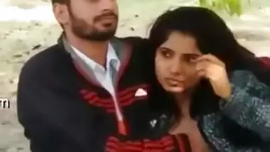 Exclusive- Hot Look Desi Girl Blowjob In Park