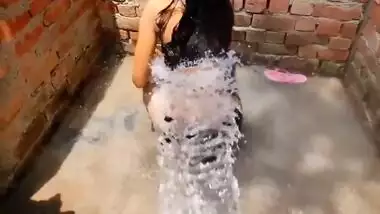 Outdoor Bathing Mms Indian Teen Girl Viral Video On Xhamstar