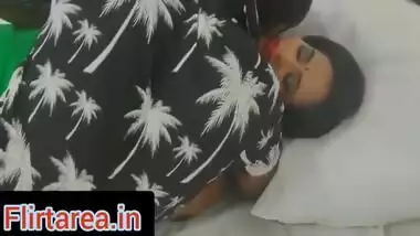 Ofilmywap - Malik ki biwi ko khus kiya doodh dene wale ne indian sex video