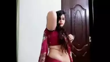 Bubbly housewife bhabhi ishita kumari navel show