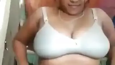 380px x 214px - Extremely hot bengali boudi squeezing boobs show naked indian sex video