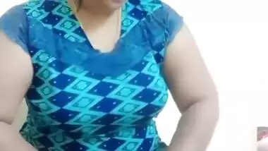 Chubby Bhabhi Shaking Her Boobs