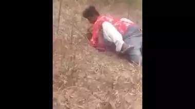 Desi lover boy fucking girl in jungle caught red handed