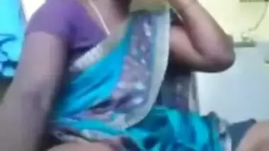 Indian aunty shows what she has got under sari in homemade XXX video