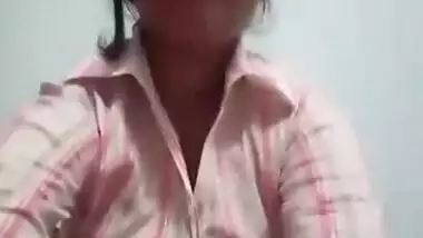 Posh Indian girl in shirt explores own XXX pussy in front of the webcam