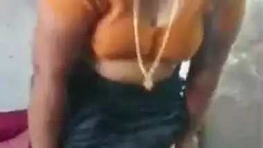 Desi aunty remove her dress and showing her big boobs