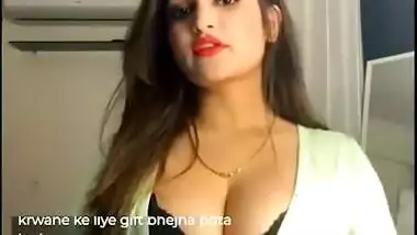 Beautiful Indian Sexy Girl Showing Clips